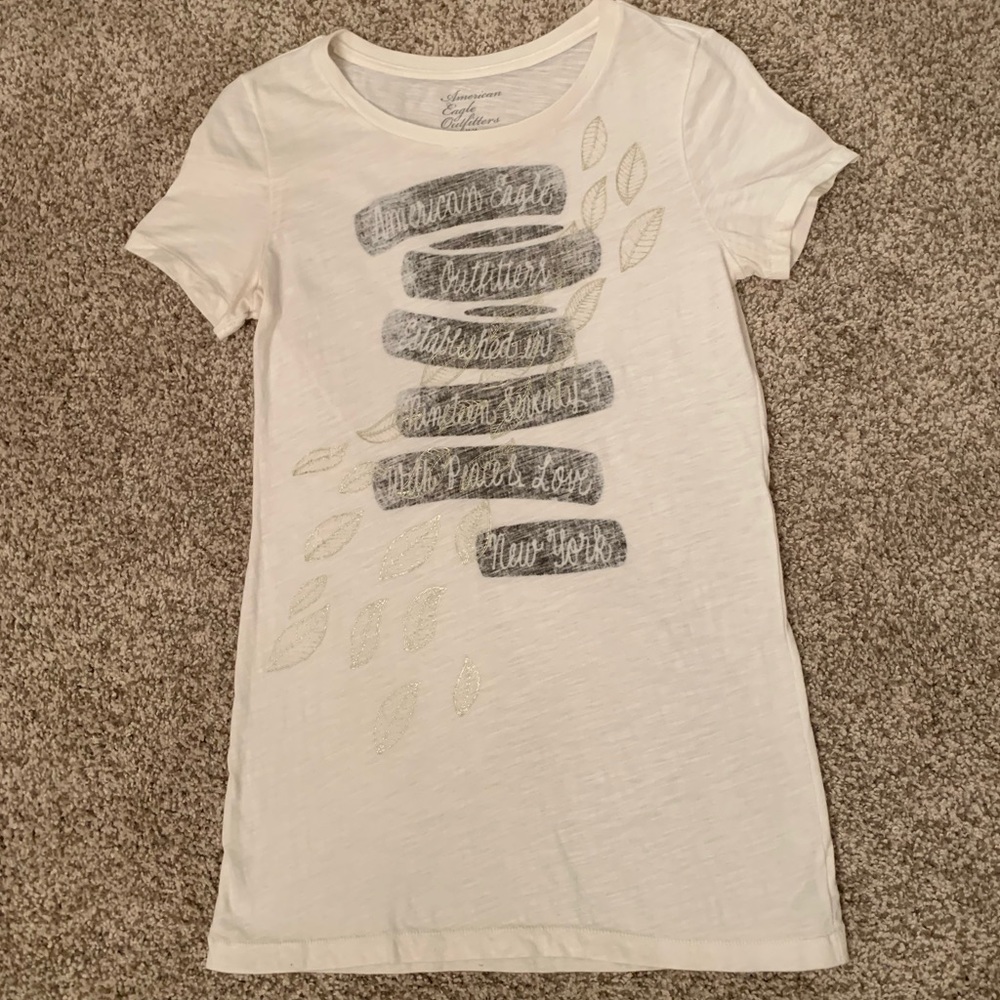 🛍 2/$15 AE Size M Graphic Tee